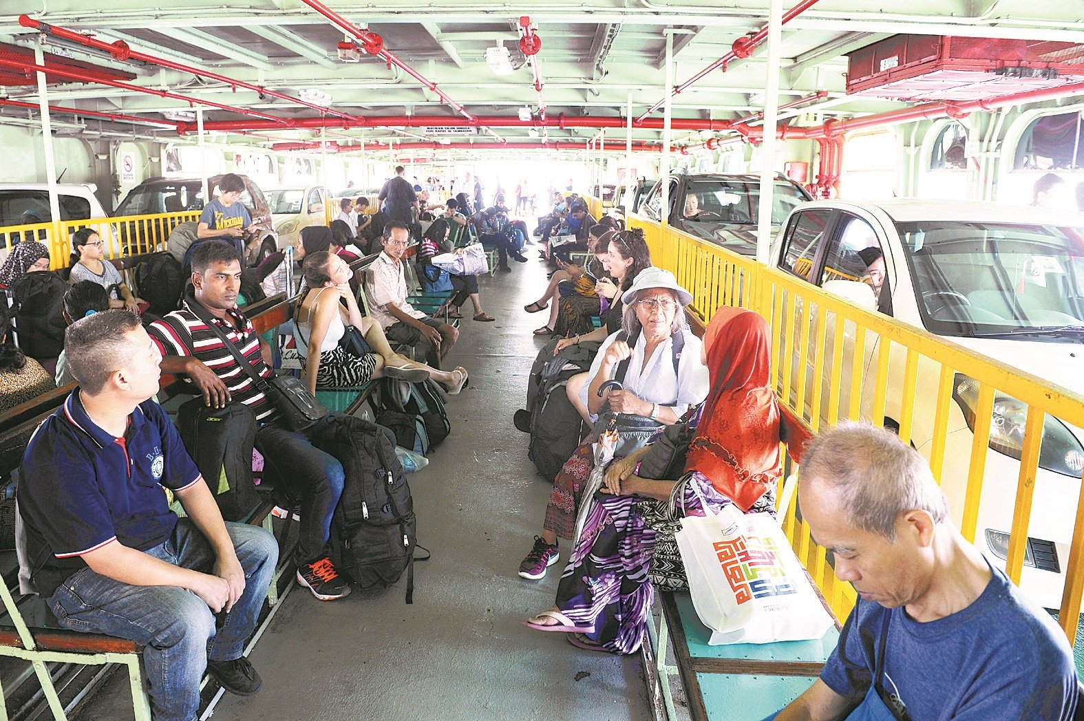 槟城渡轮的其中一个特色，既载送车辆及摩哆，也载送行人乘客。