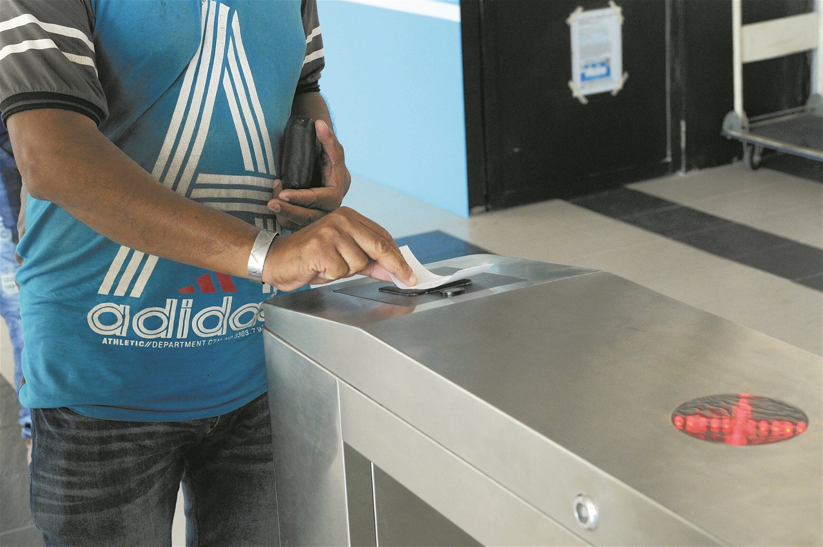 乘客扫描票根的二维码后就能通关，能避免乘客找不到零钱投币通关问题。