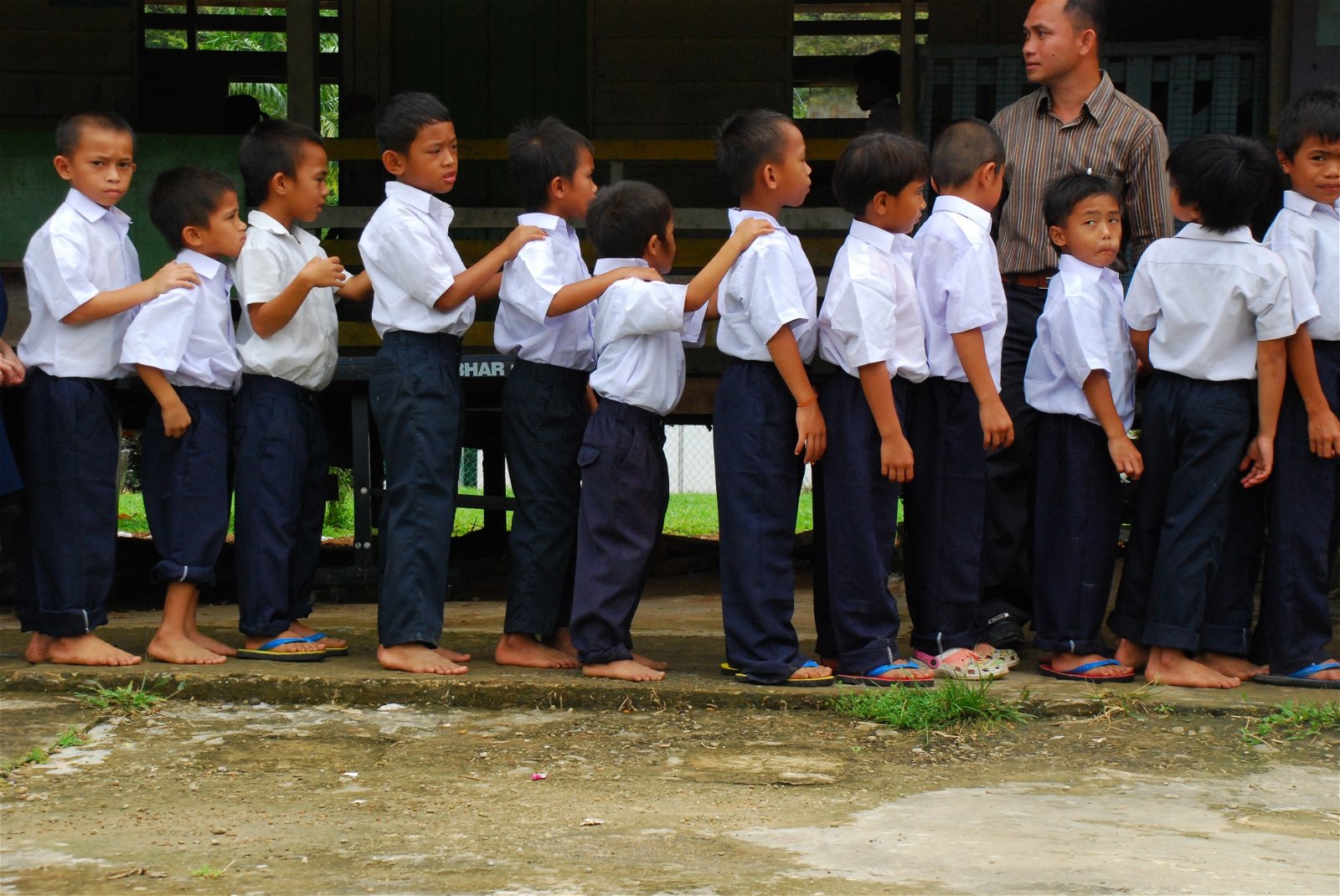在砂拉越芦松小镇， 小孩均是赤脚 走路，没有穿鞋。对他们而言，鞋 子是奢侈品。（摄影：徐慧美）