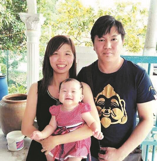 邱湒元（右起）与妻子刘彩霞及女儿邱芊颐的合照。