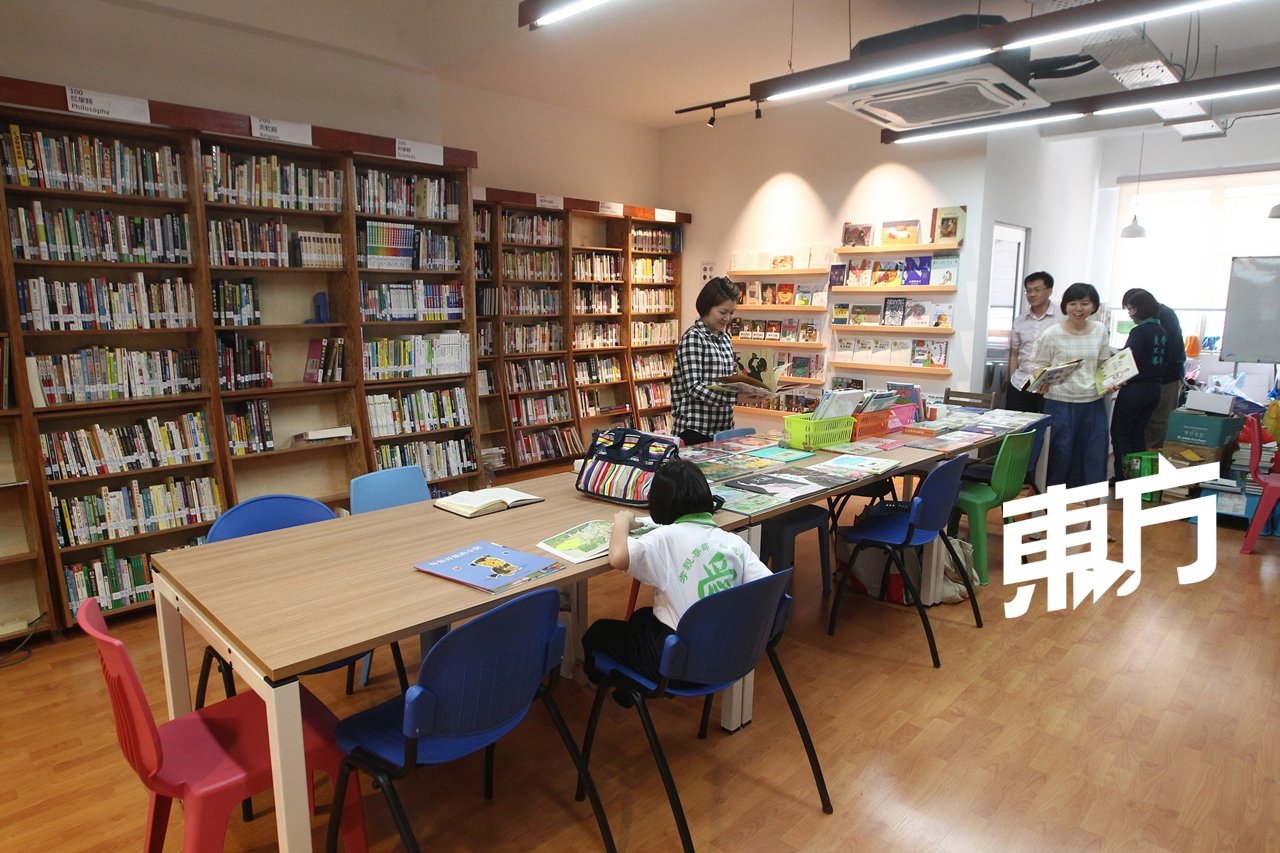 小绿洲图书馆馆长文伟铭对图书馆有一种莫名的情意结，所以对于经营图书馆他有属于自己的模式，非常用心。