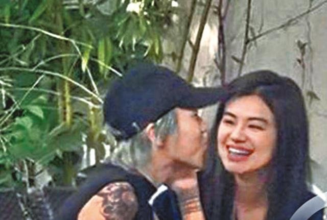 去年童童与混血设计师Rebecca Tsang当街亲吻。