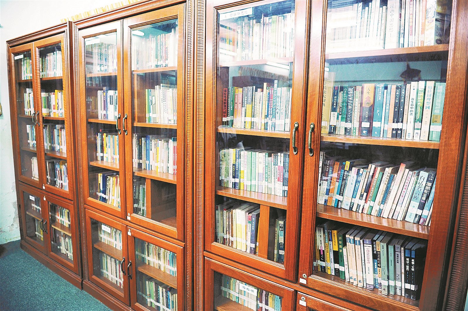 虽然人文图书馆已经闭馆，但馆内的藏书并没有浪费，而是分别派发给其他民办图书馆。