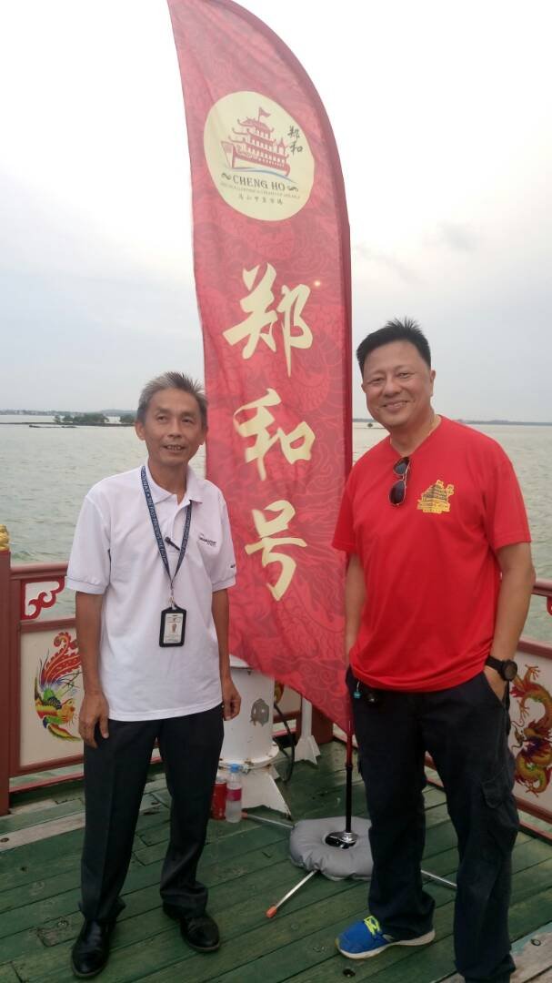 郑文通（左）与萧成俊一同向媒体介绍“郑和号”。
