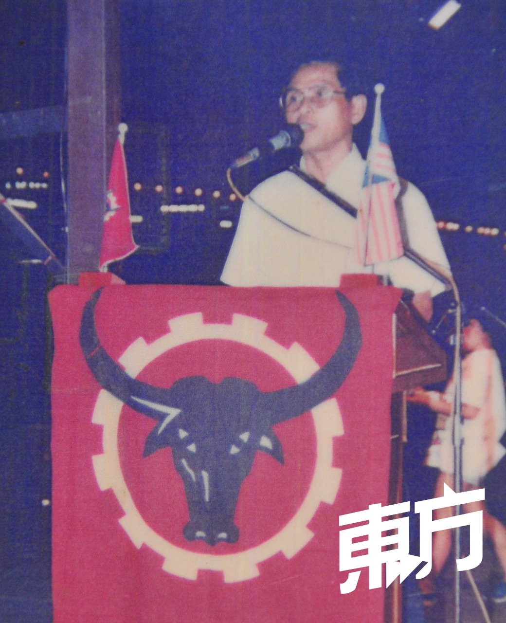认同人民党不分种族，为低下阶层人士争取权益的理念，陈进丰活跃于政党，曾担任峇都区会主席和文良港支部主席。