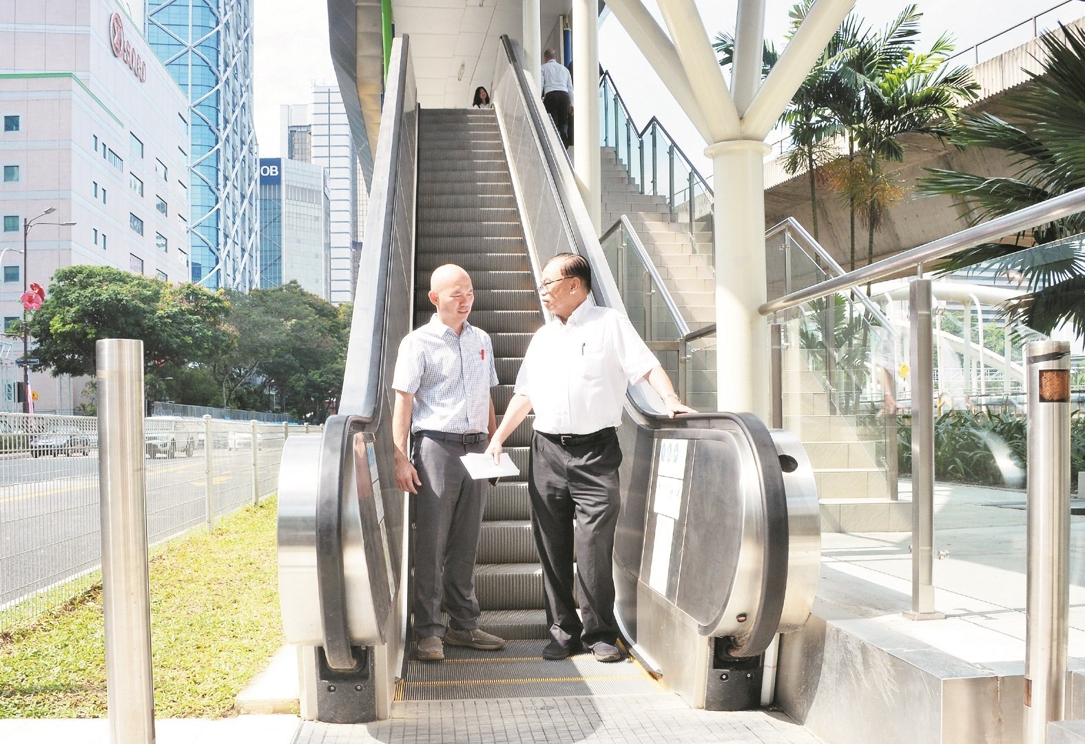 林立迎（左起）与林立迎抨击吉隆坡市政局，耗资727万令吉兴建的200公尺行人天桥，其手扶电梯自启用第二天就无法操作，根本是浪费公款。（摄影：颜泉春）