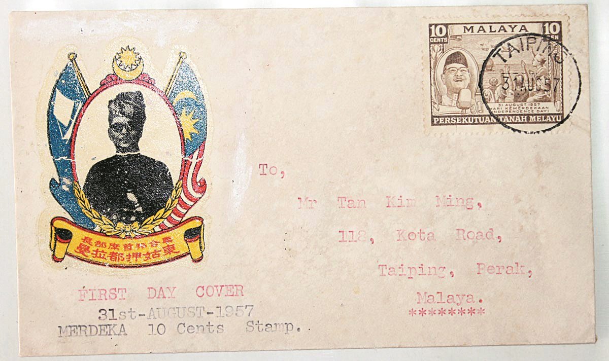 私人邮商出版的1957年我国独立首日封，在国父的肖象下，以中文写著“联合邦首席部长东姑押都拉曼”。