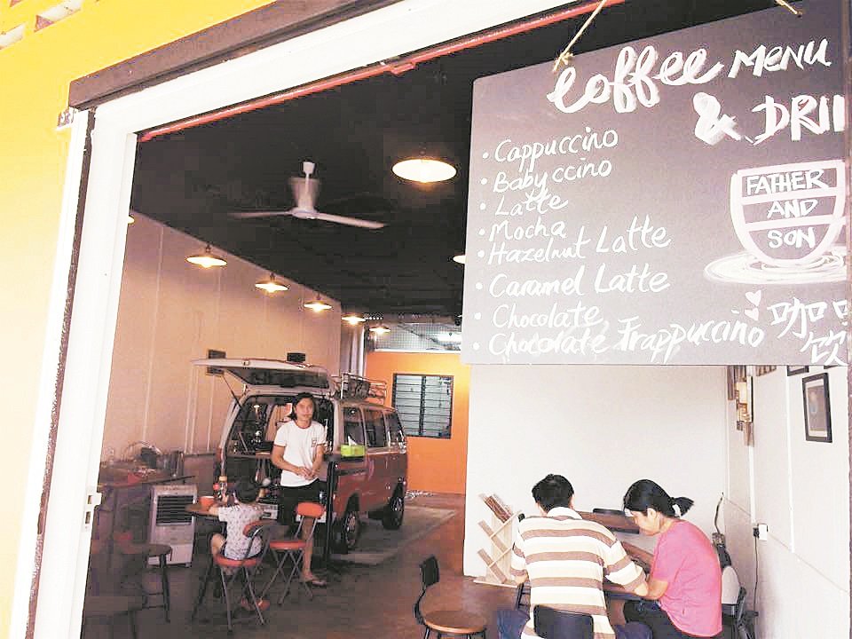 Father &amp; Son咖啡馆售卖意式咖啡，吸引许多年轻顾客上门品尝。