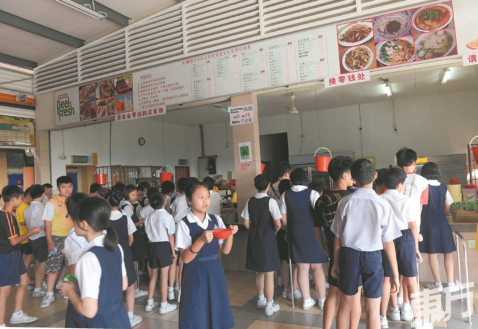 根据观察，国内大部分小学食堂提供的食物种类均以好吃为主，包括煎炸类、零食等均属于低营养价值食物。