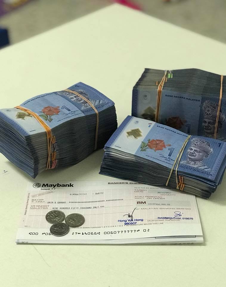 Papagomo使用银行汇票支还95万令吉赔偿额之馀，也以1令吉纸钞支付1260令吉和30仙硬币给安华。
