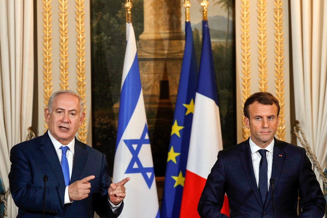 以色列总理内塔尼亚胡（左）在与法国总统马克龙的联合记者会上，重申耶路撒冷是以色列首都，还要巴勒斯坦人接受现实，才能有利以巴和谈。