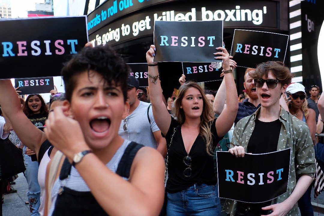 美国总统特朗普今年7月签署禁止跨性别人士参军的备忘录后，引发连串示威。