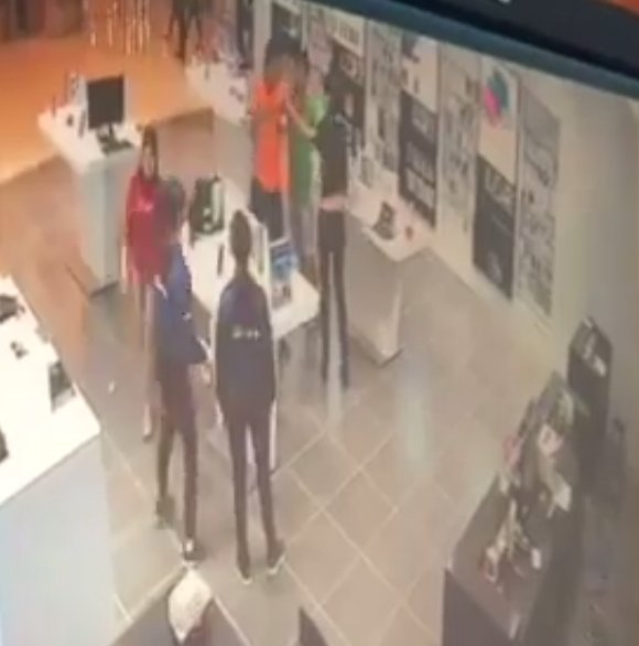 绿衣男子上前调停，橙衣男子和店员两人停止扭打。