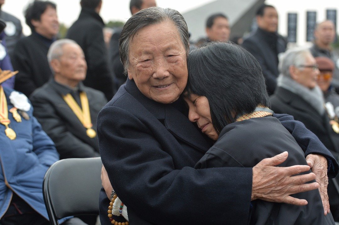 80年前经历南京大屠杀的夏淑琴，与其他幸存者一同出席仪式。其家人在仪式上给她献上拥抱。2014年12月13日，夏淑琴在习近平搀扶下夏淑琴一同走上公祭台，为国家公祭鼎揭幕。
