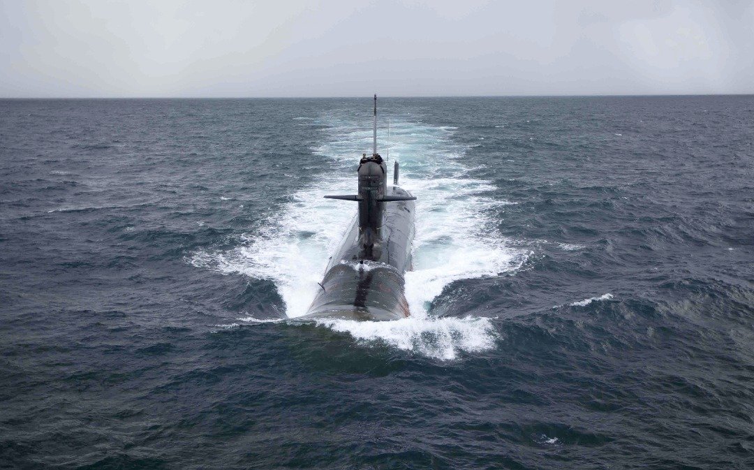 印度国有的孟买马扎冈造船厂周四公布“卡尔瓦里”号潜艇于去年9月7日，在孟买海域海上试航的照片。