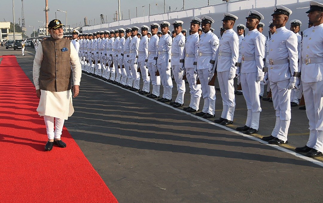 印度总理莫迪于周四在最大港口城市孟买举行的“卡尔瓦里”号潜艇服役仪式上，检阅仪仗队。