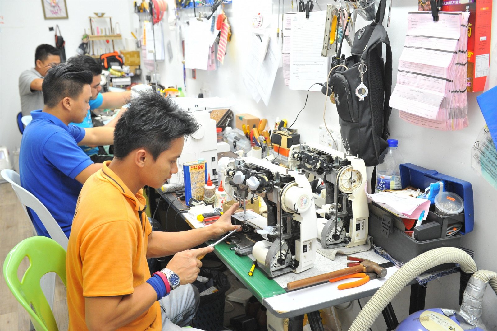 ▲Mostwell私人有限公司即谢月丽与先生的公司是日本缝纫 机品牌车乐美（Janome）在本地的代理商，因此该公司也 接受折价贴换（Trade-in），二手缝纫机经过技术人员维修 后，再免费提供给有需要的学员。