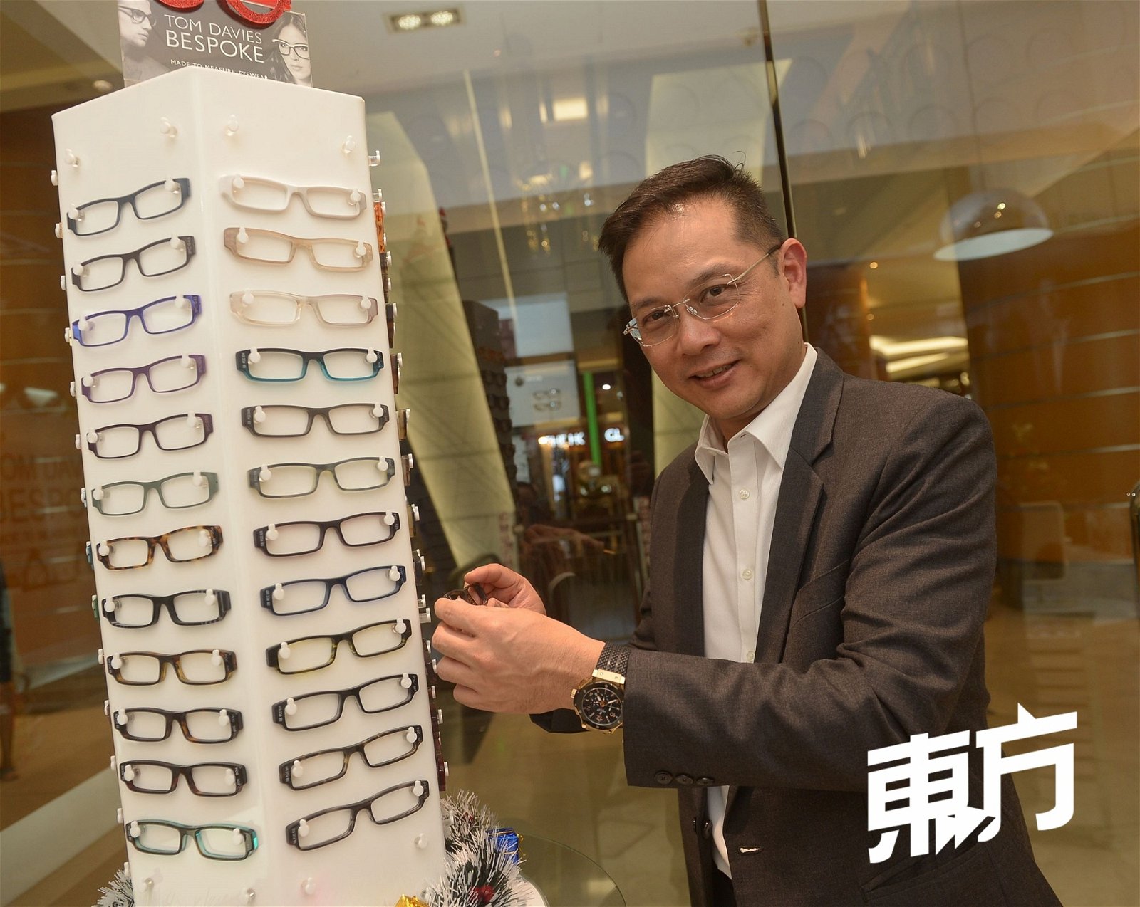 马来西亚眼科视光师协会主席曾贤基表示，眼科视光师等同医务人员，必须注册成为马来西亚光学委员会会员，以确保他们受国家律法管制。