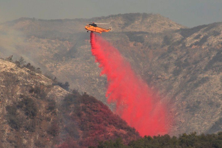 直升机洒灭火剂。