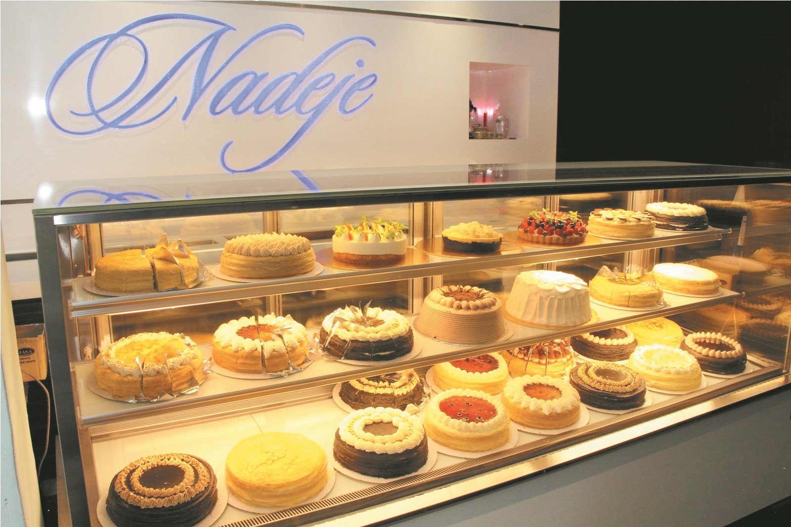 Nadeje所售卖的千层蛋糕至今已有至少30种口味，所有蛋糕都是当天新鲜制作。