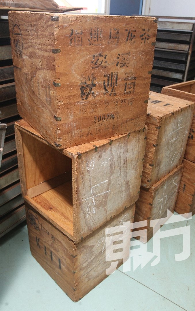 张钧强至今在厂内，仍保留一批传统盛装茶叶的柴箱。