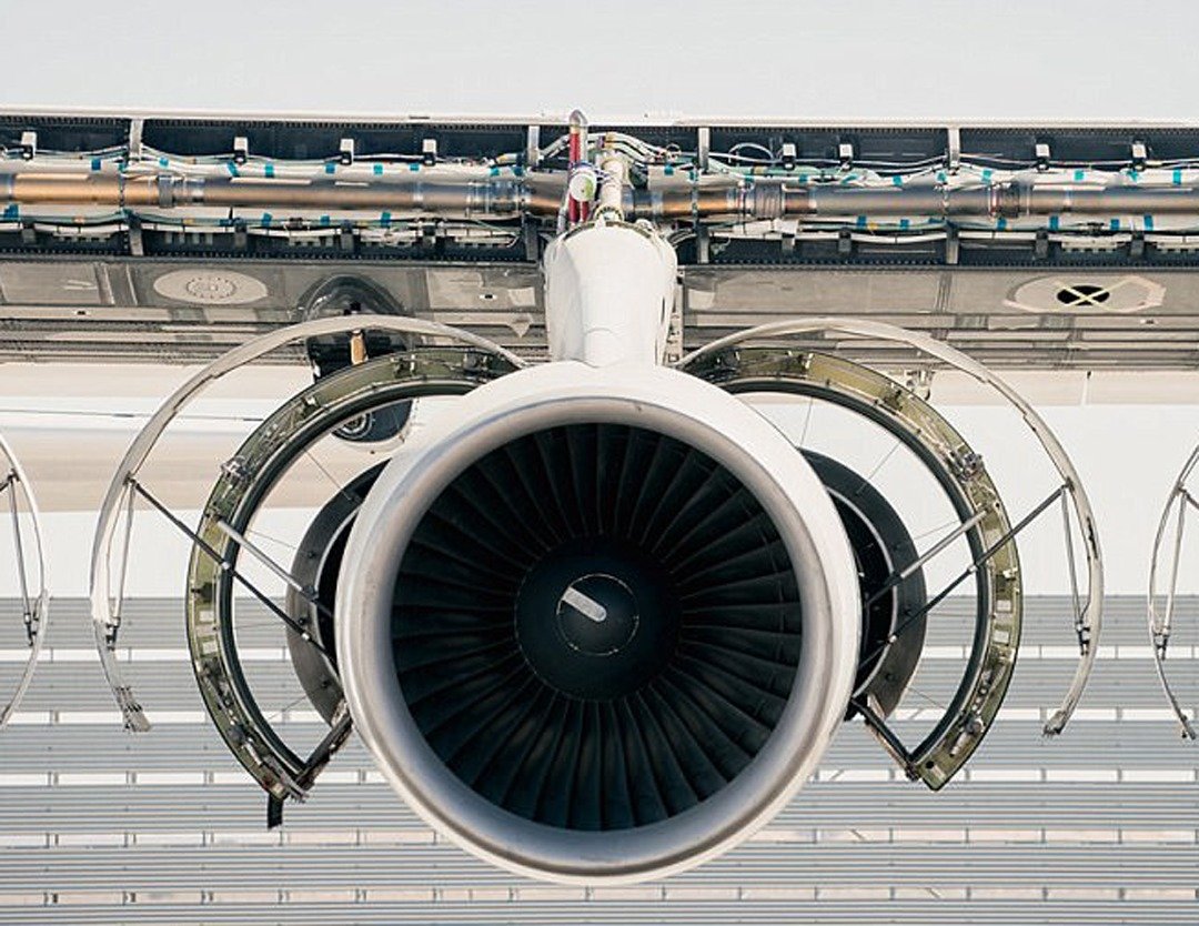 Stratolaunch共有28个轮子，长达73公尺、翼展117公尺，配有波音747使用的6个涡轮引擎，空载总重约达226.7吨。
