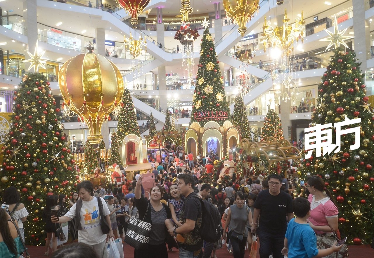 圣诞布置和年终促销活动，吸引大批民众前往商场拍照和购物，现场气氛一片欢乐。图为吉隆坡柏威年购物广场的热闹气氛。 （摄影：陈启新）