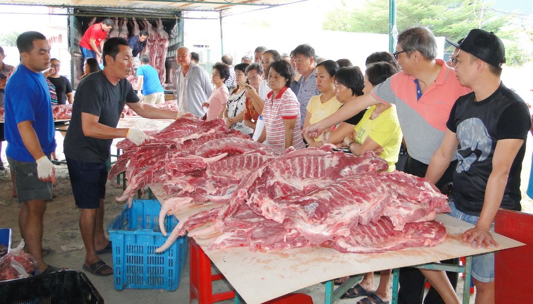 排骨是贩商们的抢购目标，一小时半内全部猪肉售罄。
