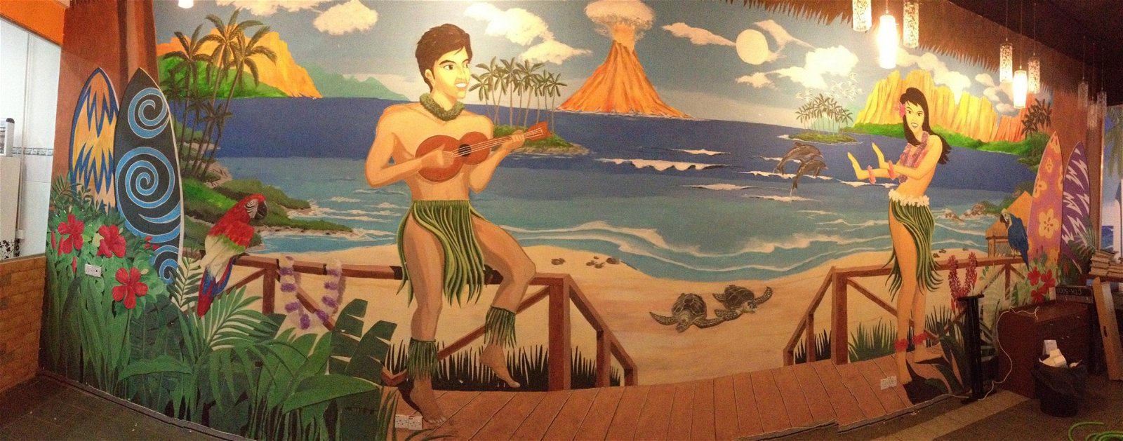 在第一家DiB咖啡馆开业之时，郑吉民特别请来艺术家为咖啡馆画下充满夏威夷风的壁画。结业那天，郑吉民买来白漆，亲手将其覆盖，才能将店面归还店主，那一幕至今仍让他感慨不已。