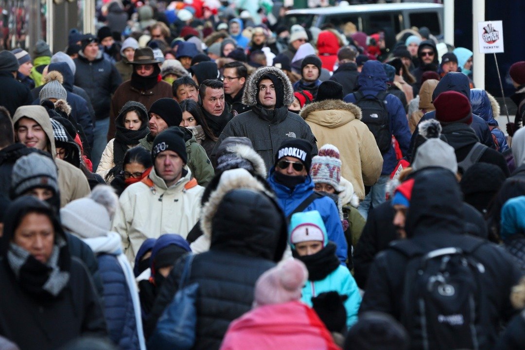 美国东部地区经历著冰冻天气。周四在纽约曼哈顿时报广场上走动的人群，个个都穿上了御寒衣物，但也难以抵挡严寒，不少人脸上露出了难忍的表情。-