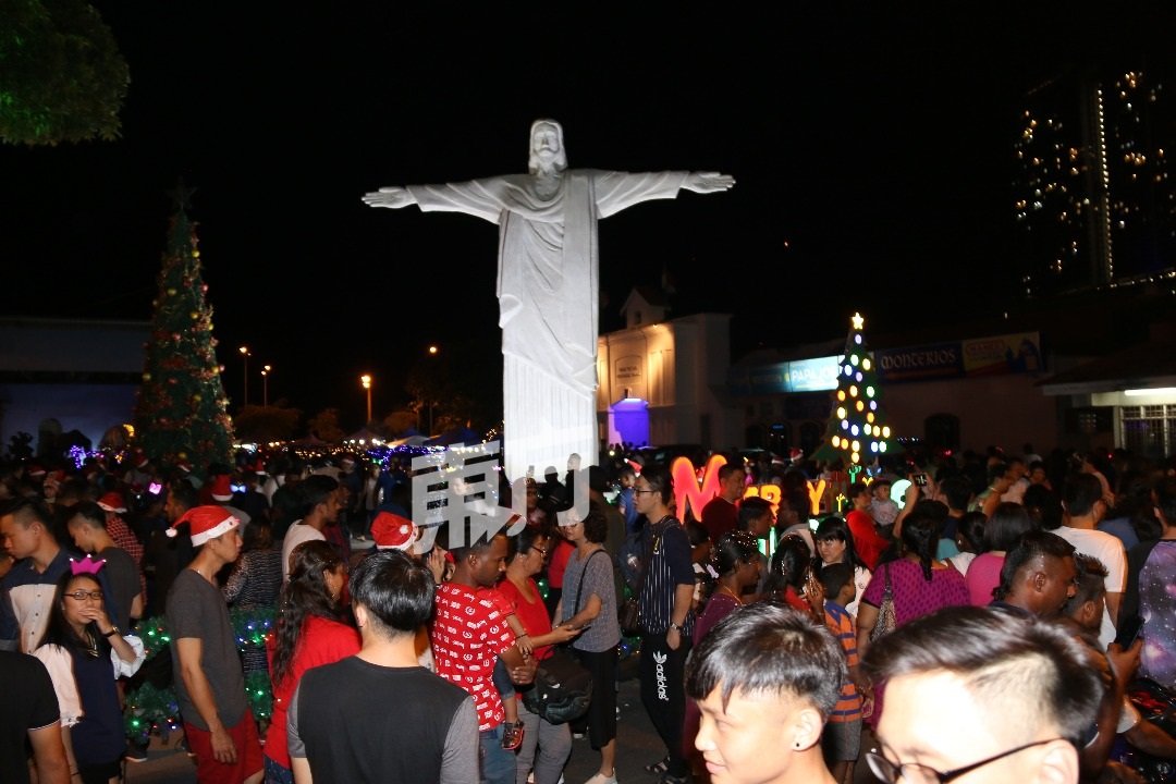 耶稣雕像前人山人海，成千上万的民众涌入葡萄牙村倒数圣诞。（摄影：朱智威）