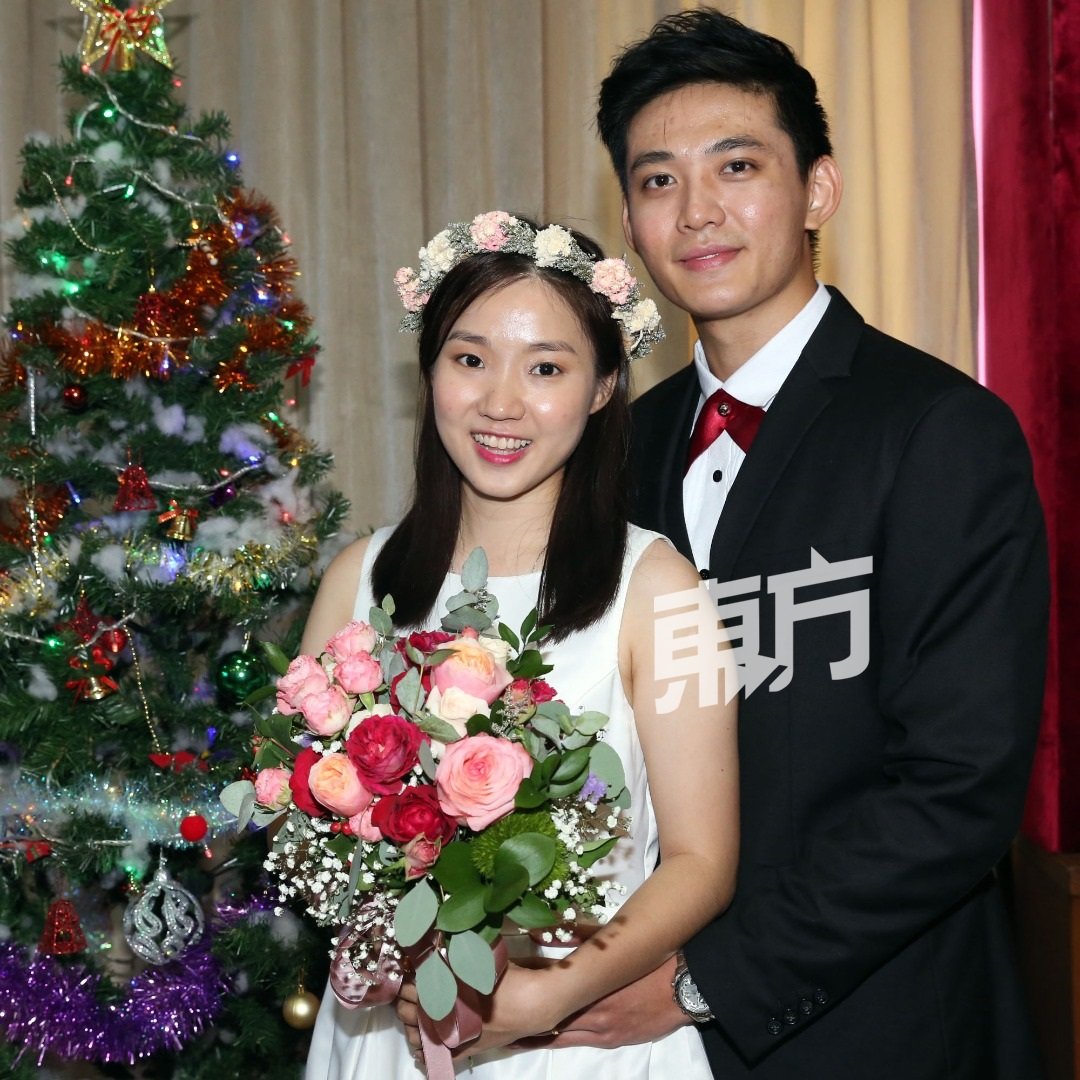 陈淑棱（左起）及蔡尚展，因钟爱圣诞节气氛而选择在喜庆佳期注册结婚。（摄影：刘维杰）