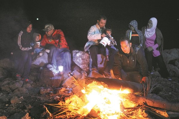 近期玻州气温相当凉爽，有居民周一晚在瓜拉玻璃市海边露营时，不仅穿上冷衣，还生火及喝热咖啡取暖。
