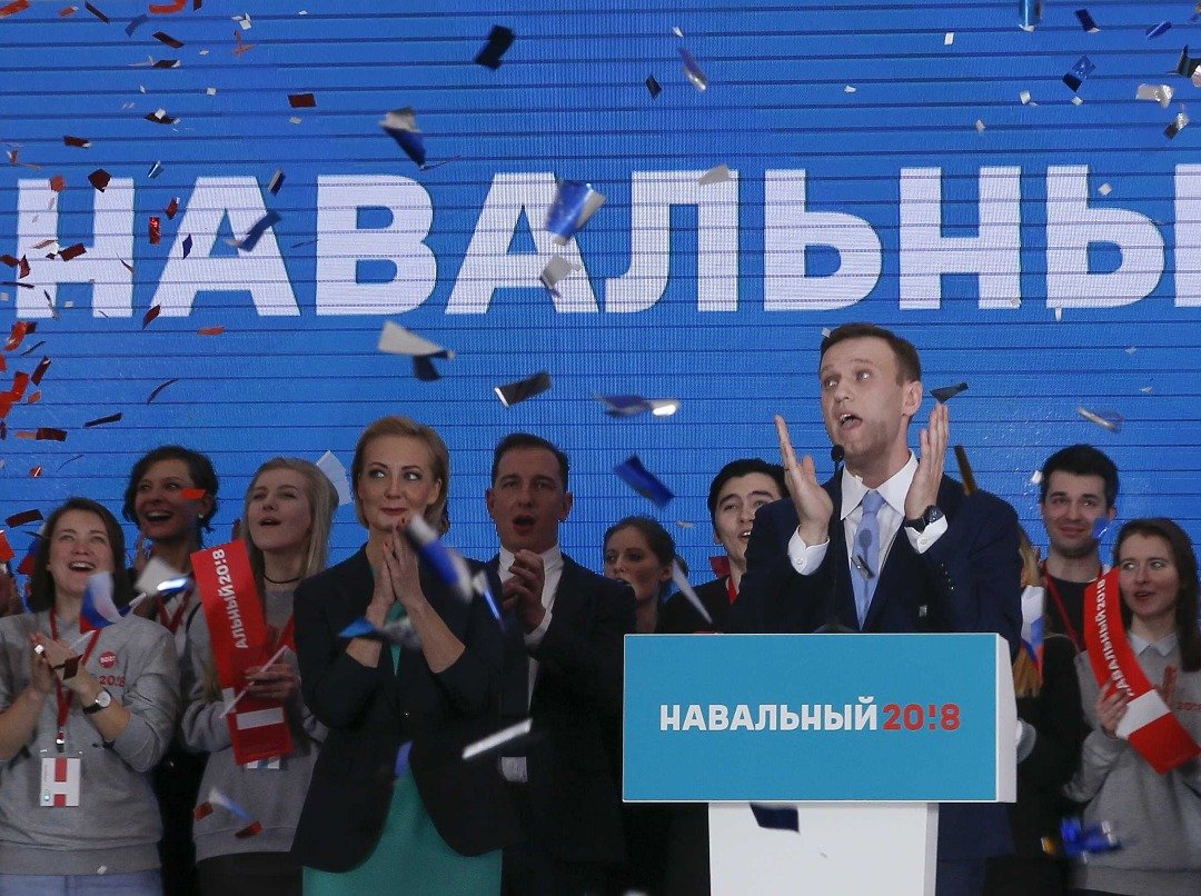 俄罗斯中央选举委员会在周一以反对派领袖纳瓦尔尼早年被判挪用公款罪成为由，一致裁定其不符参选总统的资格。纳瓦尔尼表明会向宪法法院上诉，并呼吁支持者杯葛选举。图为纳瓦尔尼周日出席支持他竞选总统的造势大会。