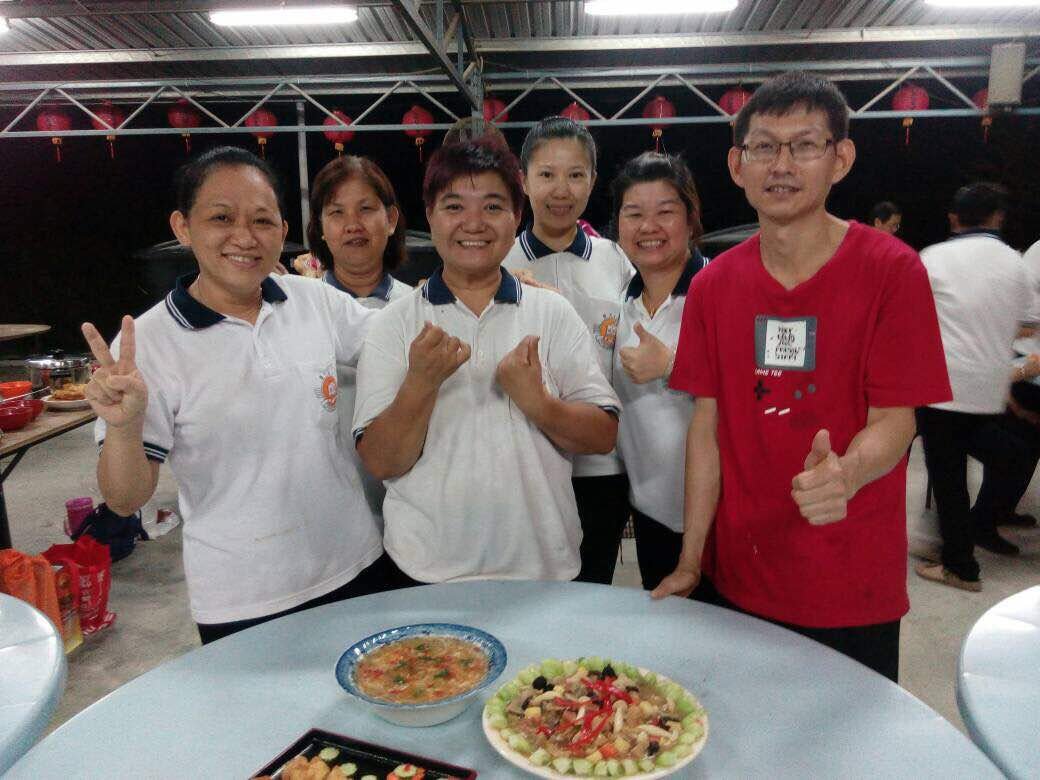 郭七凤（前排中）参与佛堂烹饪班，拓展人脉之馀，还学会很多烹饪知识。