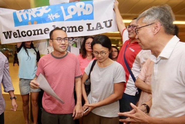 刘汉明（前排左起）与妻子周五晚间抵达新加坡，50多名亲友到场接机。