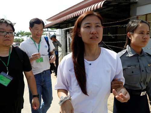 莫彩玲（右2）因在缅甸使用无人机进行拍摄而被捕，她已在周五获释。