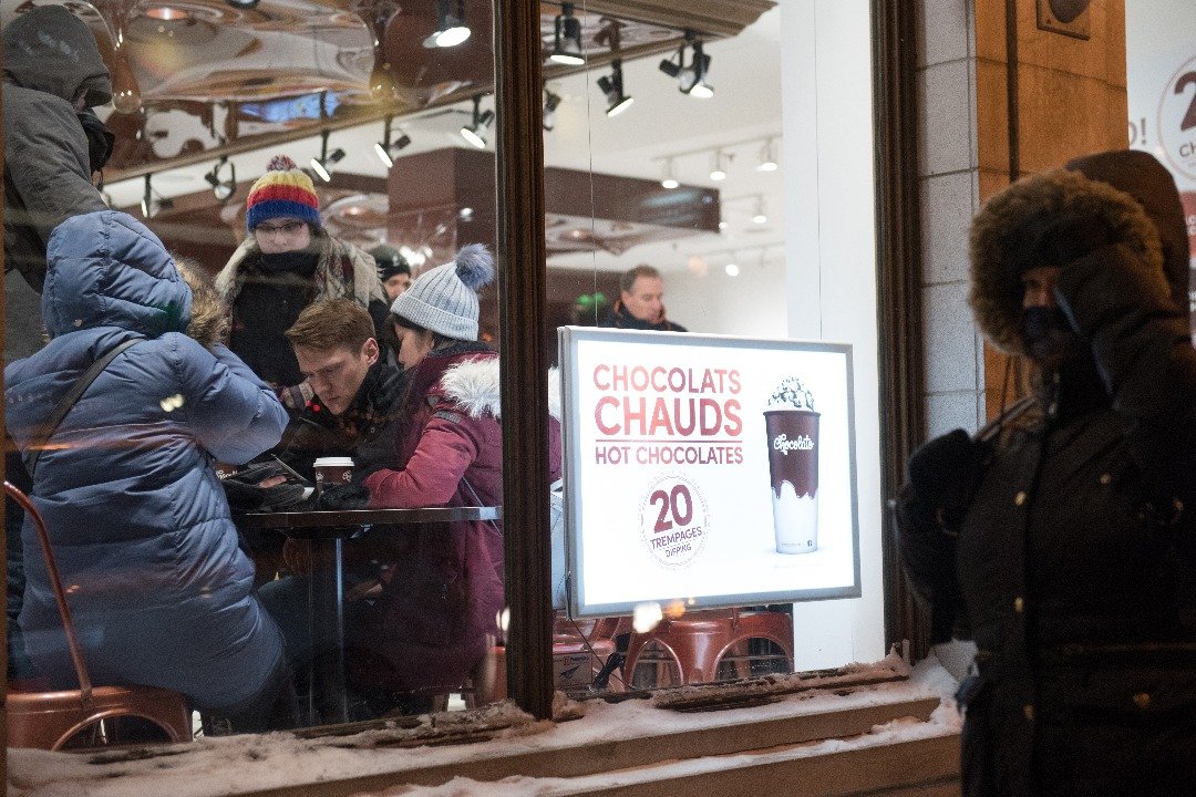 加拿大多地出现极寒天气，寒冷的空气让人难以忍受。魁北克市的民众纷纷躲进室内，一家售卖热可可的咖啡店已经爆满。