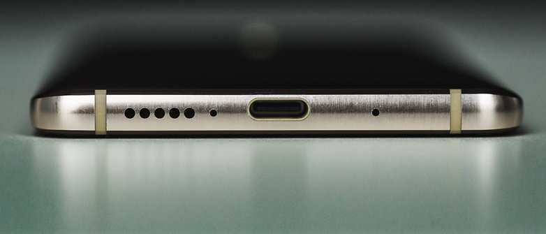 Mate 10 Pro移除了3.5mm耳机接口，随机附送Hi-Res音质的USB Type-C入耳式耳机。