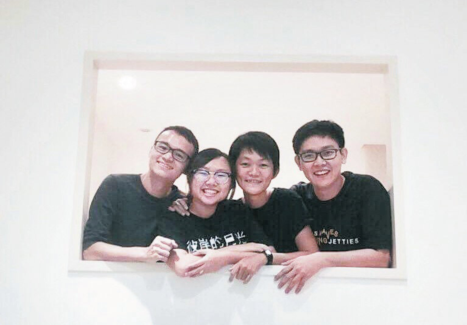吴专选（左起）、庄喻雯、陈丽香及刘志凯，在制作过程中一同玩乐、一同学习。