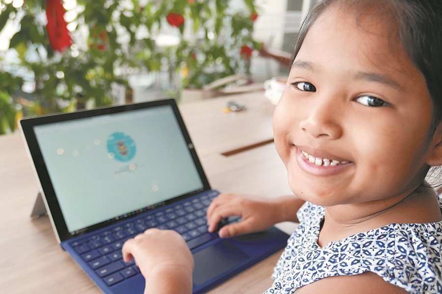 对于孩子使用网络社交工具，身为孩子的爸，陈思量有喜也有忧，在小孩使用电脑上网时，他和太太会进行监督。