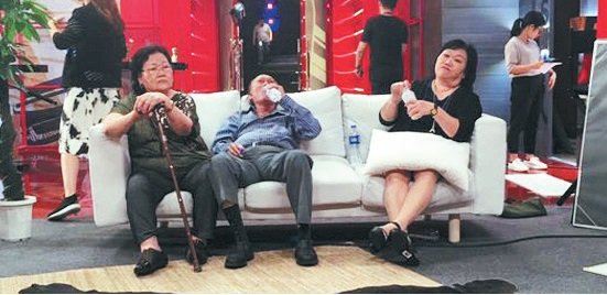 以格参加比赛《中国新歌声》，妈妈、外公和外婆远赴上海拍摄，令以格非常难忘。