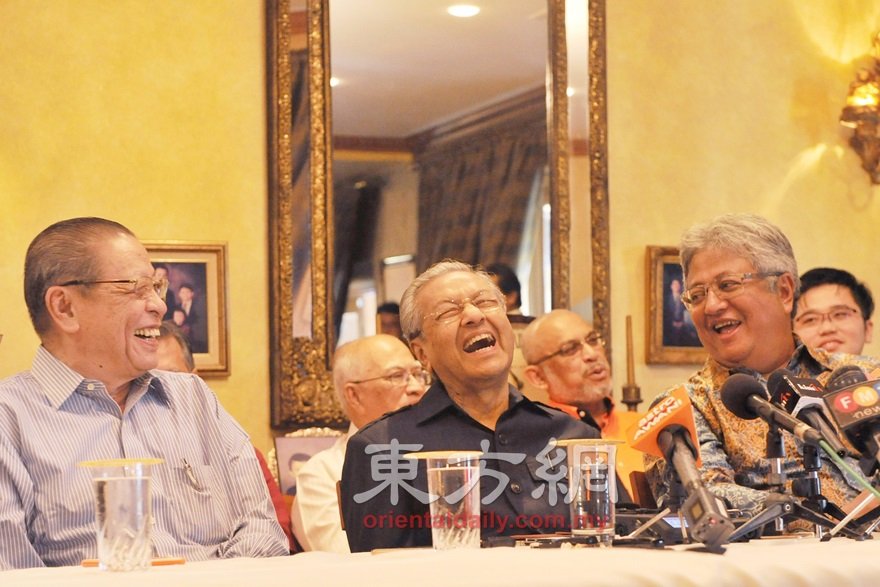 林吉祥（左起）、马哈迪及再益被司仪的趣味言论，搞得开怀大笑。（摄影：邱继贤）