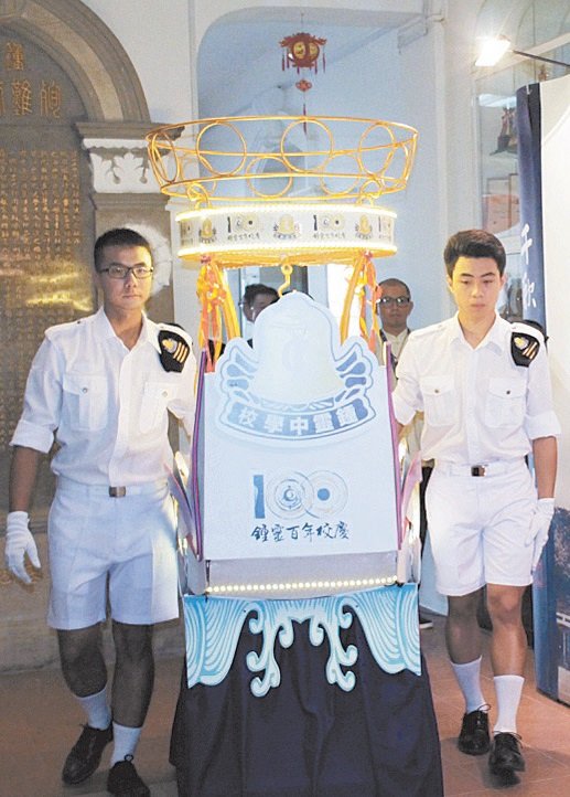 在世界26站完成接力传递的“传钟万里行”纪念铜钟，于周四抵达槟城钟灵中学礼堂迎百年校庆。