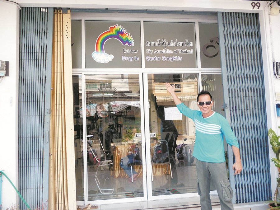 叶王中2年前起， 每个月前往合艾10 天，进修个人感兴趣的泰文及泰语，他坦言，希望“退休”能移居泰国。图为他趁著课余时间造访泰国同志彩虹防范爱滋服务中心合艾分会会所。