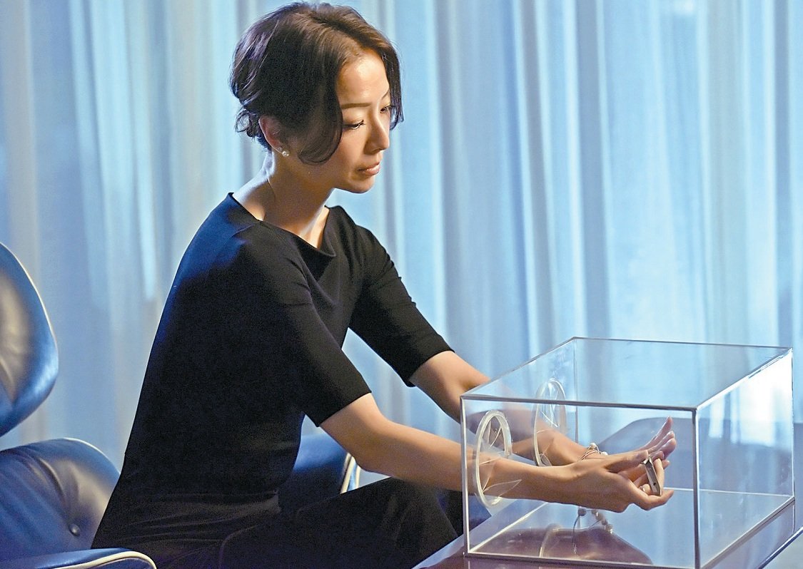 郑秀文在《合约男女》里饰演有洁癖的女总裁，剪指甲时也要隔著安全箱，只怕剪下的指甲屑弄得到处都是。