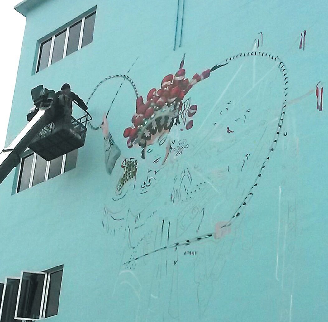 麻坡广肇会馆“杨门女将”壁画已现雏形，画家黄仲纬使用升降机进行工作。