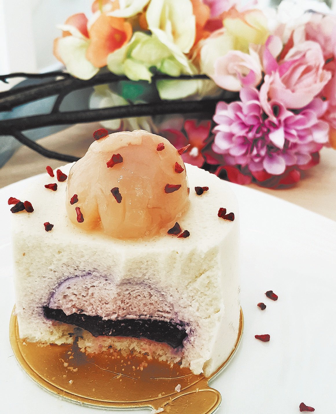 玫瑰覆盆子荔枝蛋糕（Ispahan）是以玫瑰为灵感的甜点，外观精致浪漫，每一勺都是饱满的甜蜜滋味。