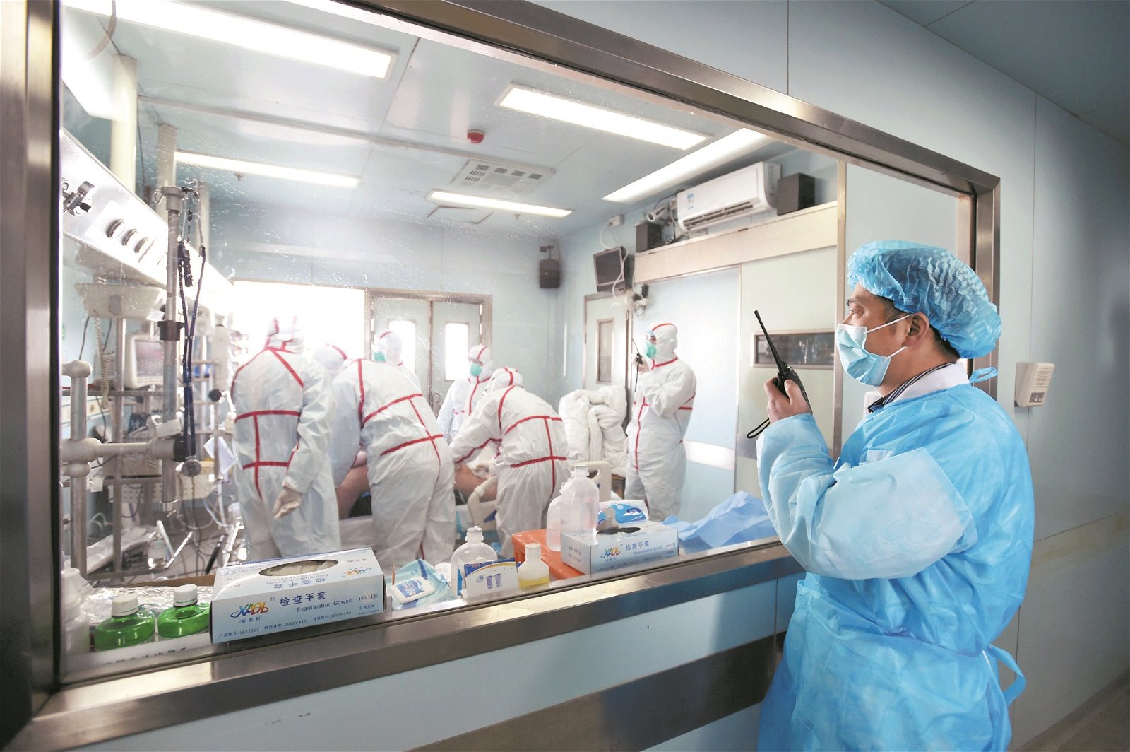 中国湖北省武汉市的医院内，一名感染H7N9病毒的患者在隔离房内接受治疗，医护人员都穿上了防疫服，以免受到感染。