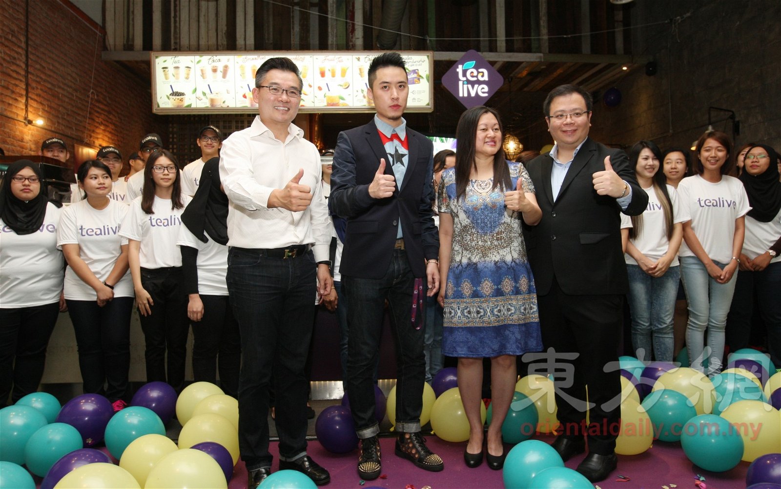 吕伟立（左2）在吉隆坡柏威年广场推出全新自创品牌‘Tealive’，左起为叶仲恒、朱玉嬅和钟金汉。（摄影：曾钲勤）